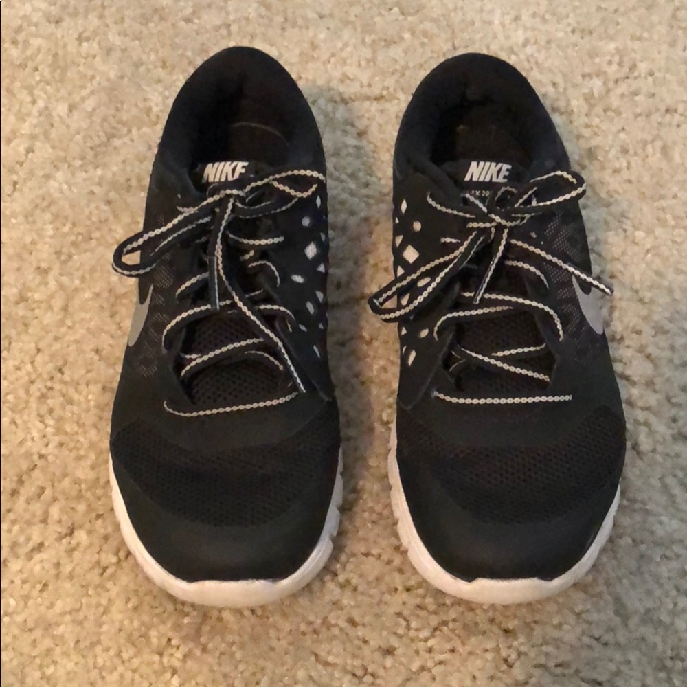 Black/white nike tennis shoes